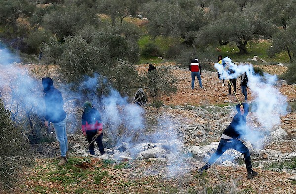 مواجهات بين المتظاهرين الفلسطينيين وقوات الاحتلال الإسرائيلي عقب مسير ضد الاستيطان في بلدة بيتا بنابلس