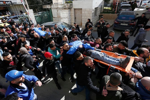 فلسطينيون يحملون جثامين الشهداء الذين استشهدوا بنيران قوات الاحتلال الإسرائيلي في مدينة نابلس بالضفة الغربية