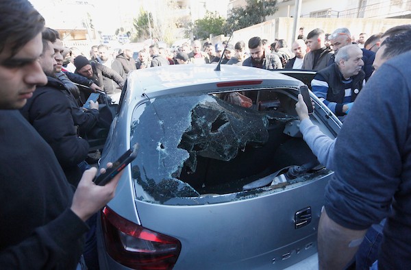 فلسطينيون يتفقدون سيارة تعود لثلاثة فلسطينيين استشهدوا بنيران قوات الاحتلال الإسرائيلي في مدينة نابلس بالضفة الغربية(10)