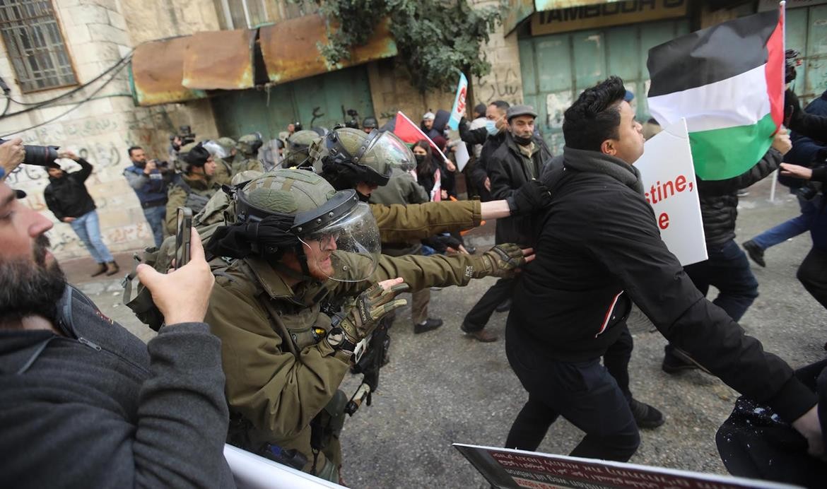 الاحتلال يقمع مسيرة لإحياء ذكرى مجزرة الحرم الإبراهيمي في الخليل (عدسة: مشهور الوحواح)