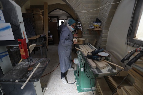 سيدات فلسطينيات يُبدعن بصنع الهدايا الخشبية في منجرة لبيعها بيوم المرأة العالمي 14.jpg