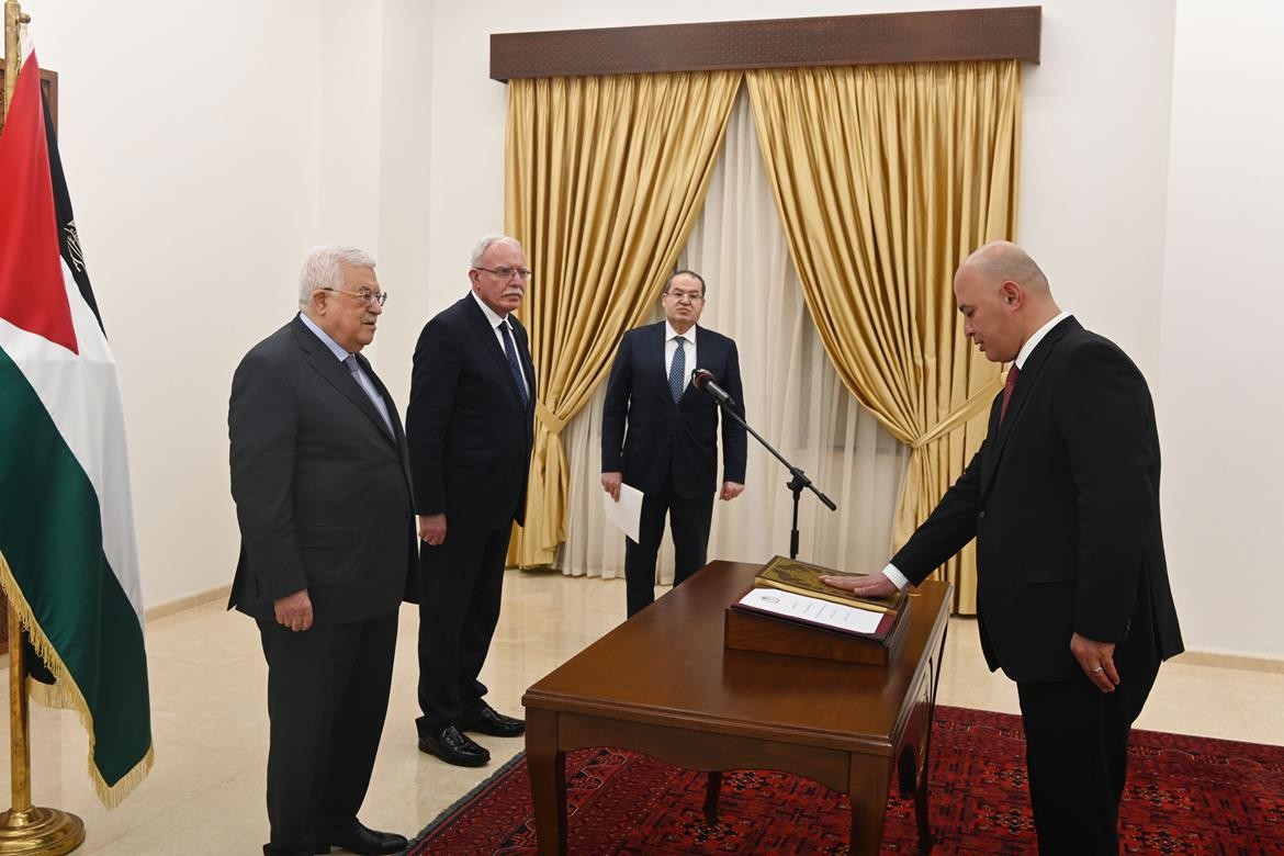 د. رويد أبو عمشة، يؤدي اليمين القانونية أمام الرئيس محمود عباس، سفيرا لدولة فلسطين لدى جمهورية جيبوتي
