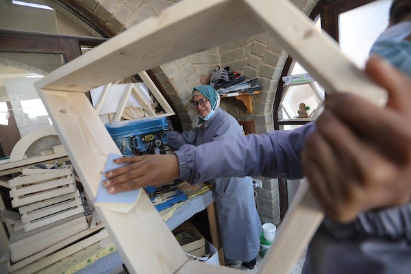 سيدات فلسطينيات يُبدعن بصنع الهدايا الخشبية في منجرة لبيعها بيوم المرأة العالمي 8.jpg