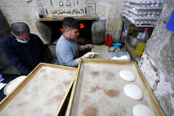 فلسطينيون يشترون الخبز وسط ارتفاع اسعار الخبز بسبب موجة الغلاء العالمية في مدينة نابلس 3.jpg