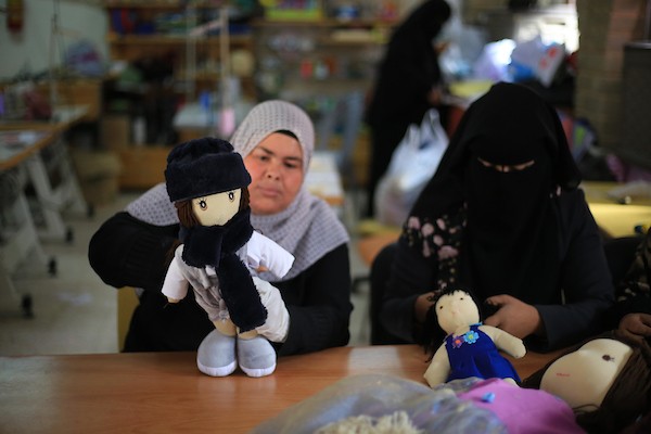 نساء فلسطينيات يعملن في صناعة الدمى لتعزيز دورهن في سوق العمل.jpg