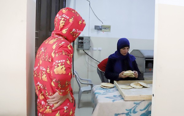 الفلسطينية أم محمد أبو العيش تحضر الخبز في مخبزها