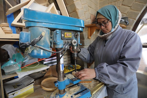 سيدات فلسطينيات يُبدعن بصنع الهدايا الخشبية في منجرة لبيعها بيوم المرأة العالمي 4.jpg