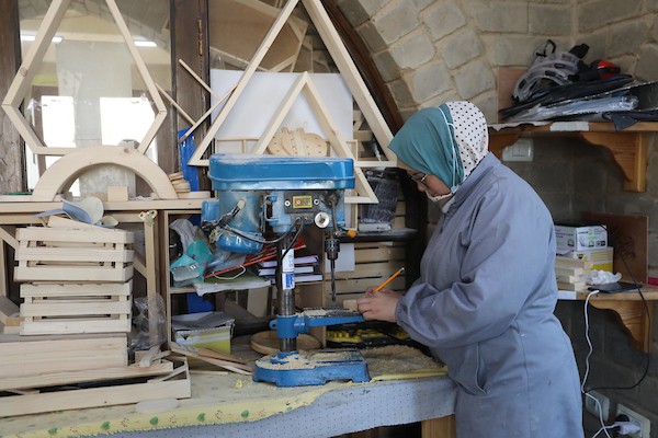 سيدات فلسطينيات يُبدعن بصنع الهدايا الخشبية في منجرة لبيعها بيوم المرأة العالمي 3.jpg