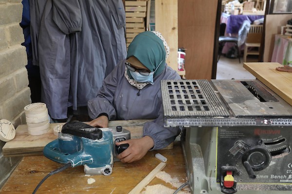 سيدات فلسطينيات يُبدعن بصنع الهدايا الخشبية في منجرة لبيعها بيوم المرأة العالمي 13.jpg