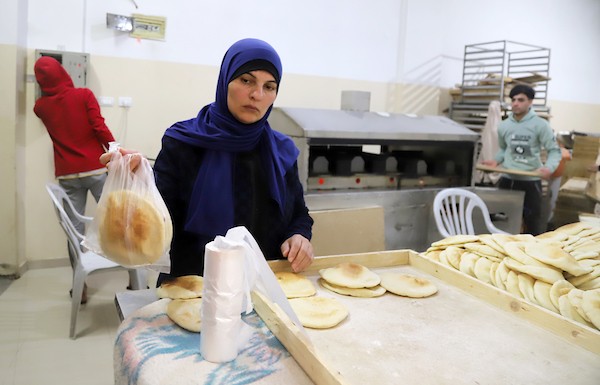 الفلسطينية أم محمد أبو العيش تحضر الخبز في مخبزها