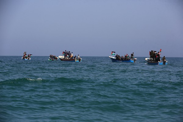 فلسطينيون يشاركون في مسير بحري بمناسبة يوم الأرض في البحر المتوسط في مدينة خانيونس جنوب قطاع غزة 7.jpg