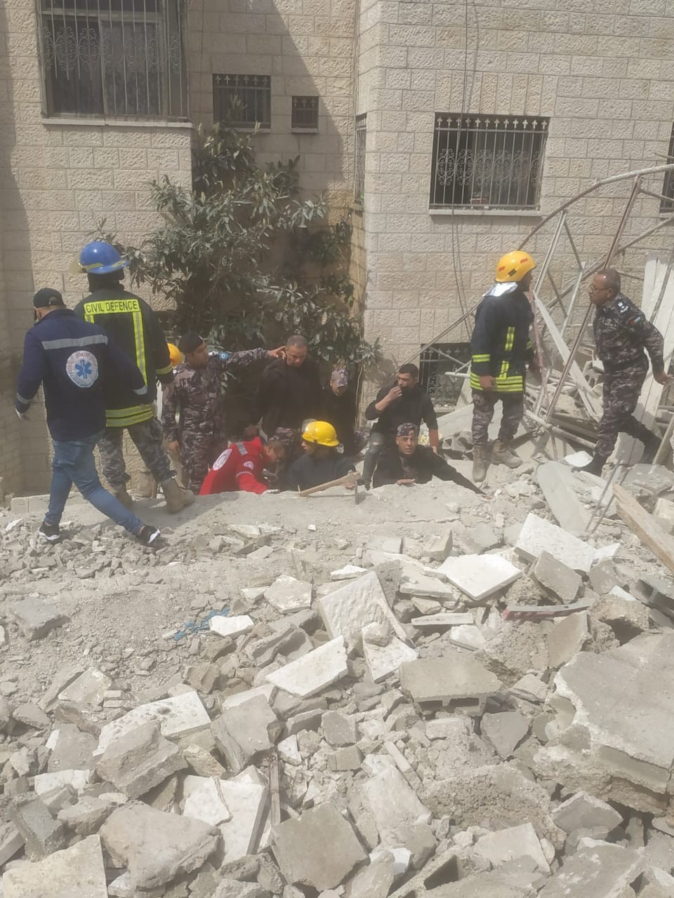 انهيار مبنى قيد الانشاء في طولكرم.jpg