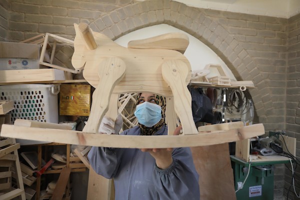 سيدات فلسطينيات يُبدعن بصنع الهدايا الخشبية في منجرة لبيعها بيوم المرأة العالمي 12.jpg