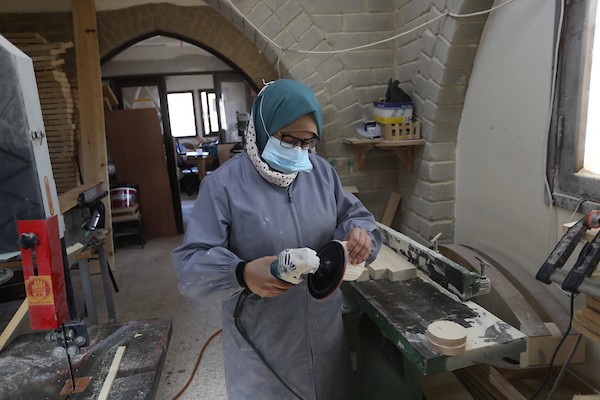 سيدات فلسطينيات يُبدعن بصنع الهدايا الخشبية في منجرة لبيعها بيوم المرأة العالمي 15.jpg
