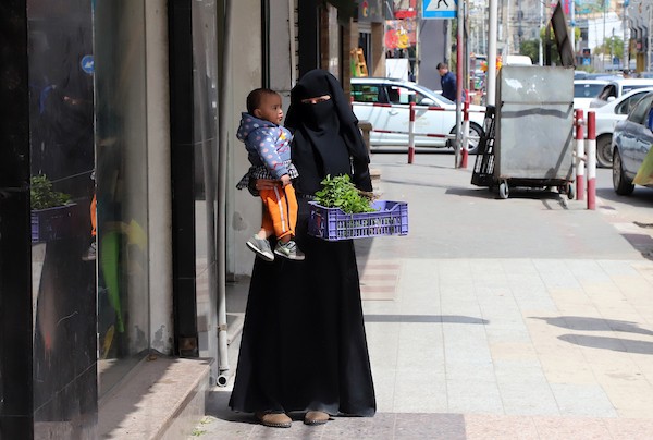 تبيع المرأة الفلسطينية  زين هتهت (32 عاما) النعناع في الشارع لتحسين الظروف الاقتصادية لأسرتها المكونة من سبعة أفراد