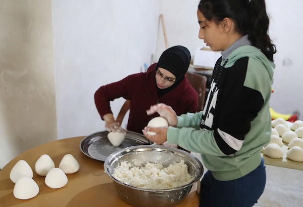 عائلة فلسطينية تصنع الجميد في مسافر يطا ، جنوب الخليل 16.jpg