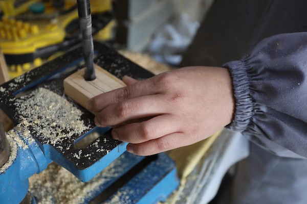 سيدات فلسطينيات يُبدعن بصنع الهدايا الخشبية في منجرة لبيعها بيوم المرأة العالمي 5.jpg