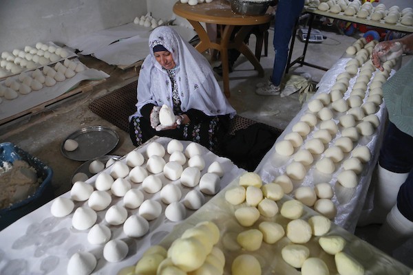 عائلة فلسطينية تصنع الجميد في مسافر يطا ، جنوب الخليل 9.jpg