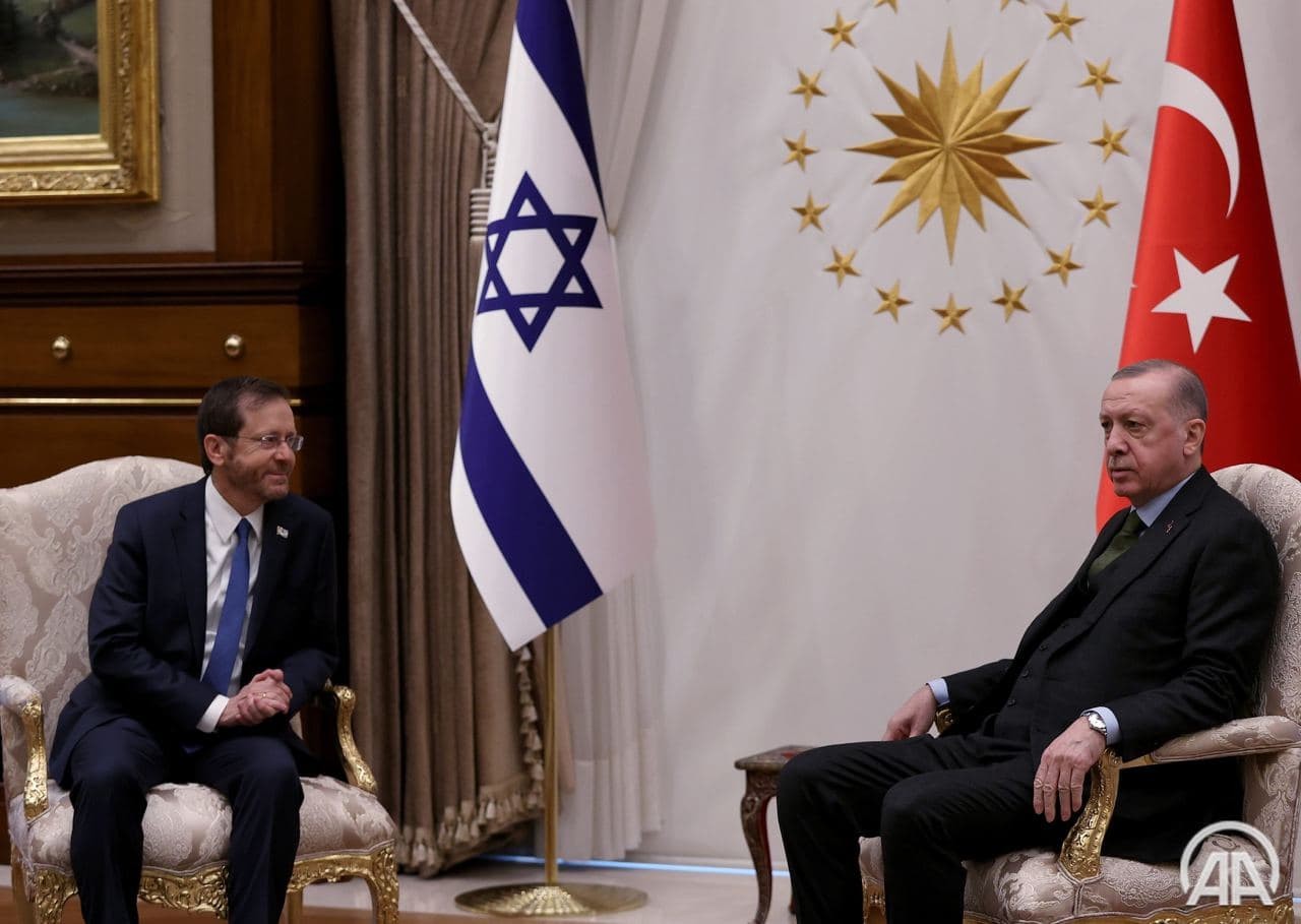 الرئيس التركي رجب طيب أردوغان يستقبل نظيره الإسرائيلي إسحاق هرتصوغ في المجمع الرئاسي بأنقرة.jpg