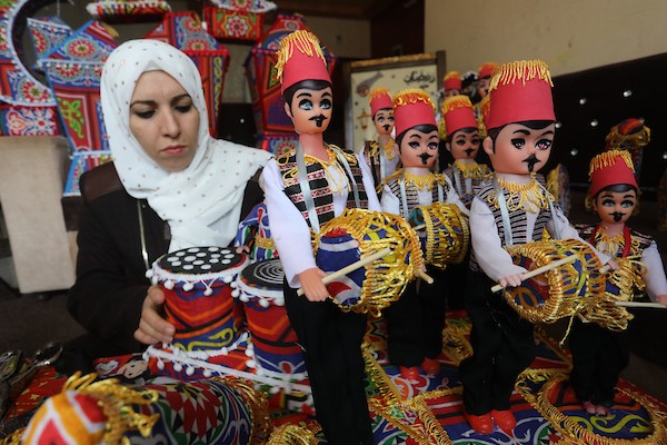 الفلسطينية حنان المدهون تُبدع بصناعة الزينة الرمضانية المصرية في غزة