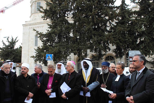 زعماء دينيون مسيحيون ومسلمون ويهود يحضرون حدثا دينيا للدعوة إلى السلام في أوكرانيا في ميدان موسكو بمدينة القدس