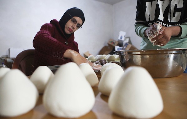 عائلة فلسطينية تصنع الجميد في مسافر يطا ، جنوب الخليل 15.jpg