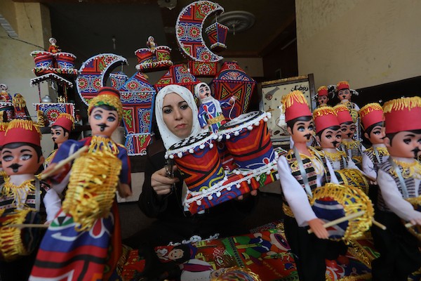 الفلسطينية حنان المدهون تُبدع بصناعة الزينة الرمضانية المصرية في غزة