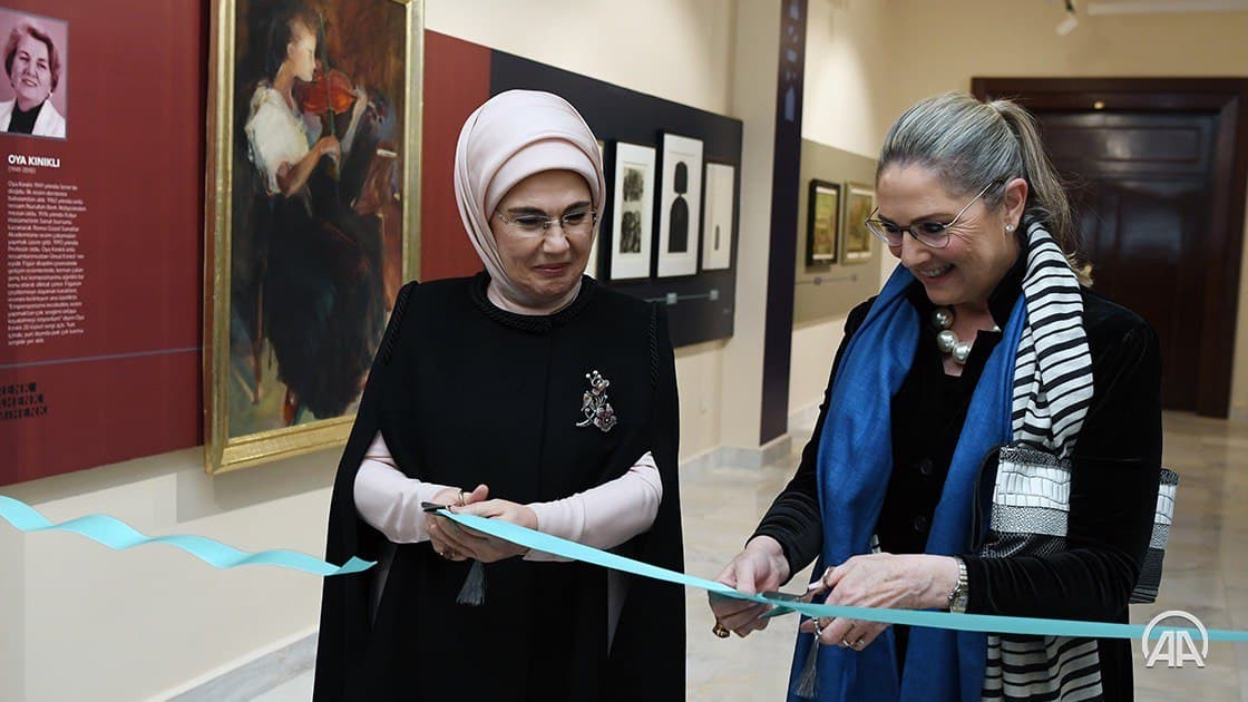 عقيلتا أردوغان وهرتصوغ تفتتحان معرضا في أنقرة.jpg