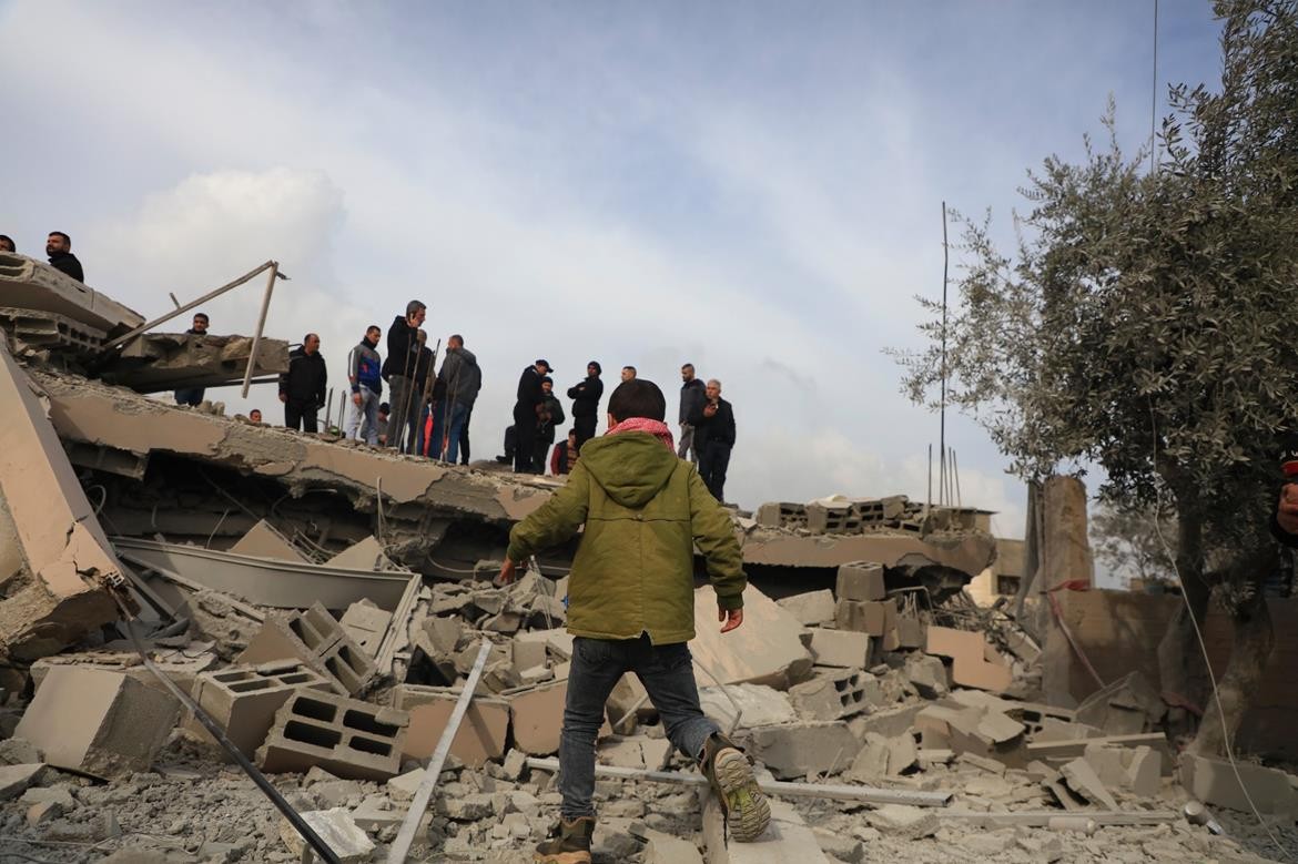 مواطنون يتفقدون ركام المنازل التي فجرها جيش الاحتلال في بلدة السيلة الحارثية