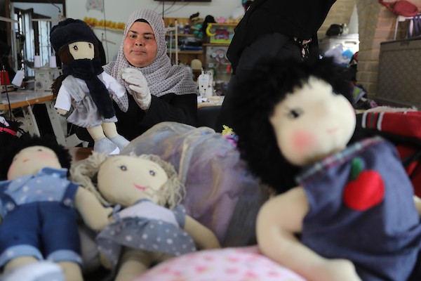نساء فلسطينيات يعملن في صناعة الدمى لتعزيز دورهن في سوق العمل 8.jpg