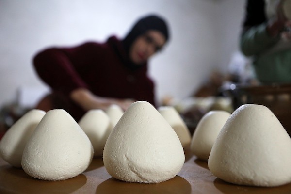 عائلة فلسطينية تصنع الجميد في مسافر يطا ، جنوب الخليل 4.jpg