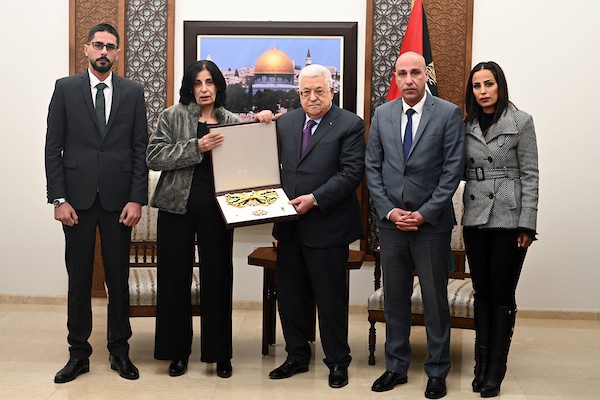 الرئيس محمود عباس، يمنح القائد الوطني الراحل عبد الرحيم ملوح وسام نجمة الشرف من الدرجة العليا