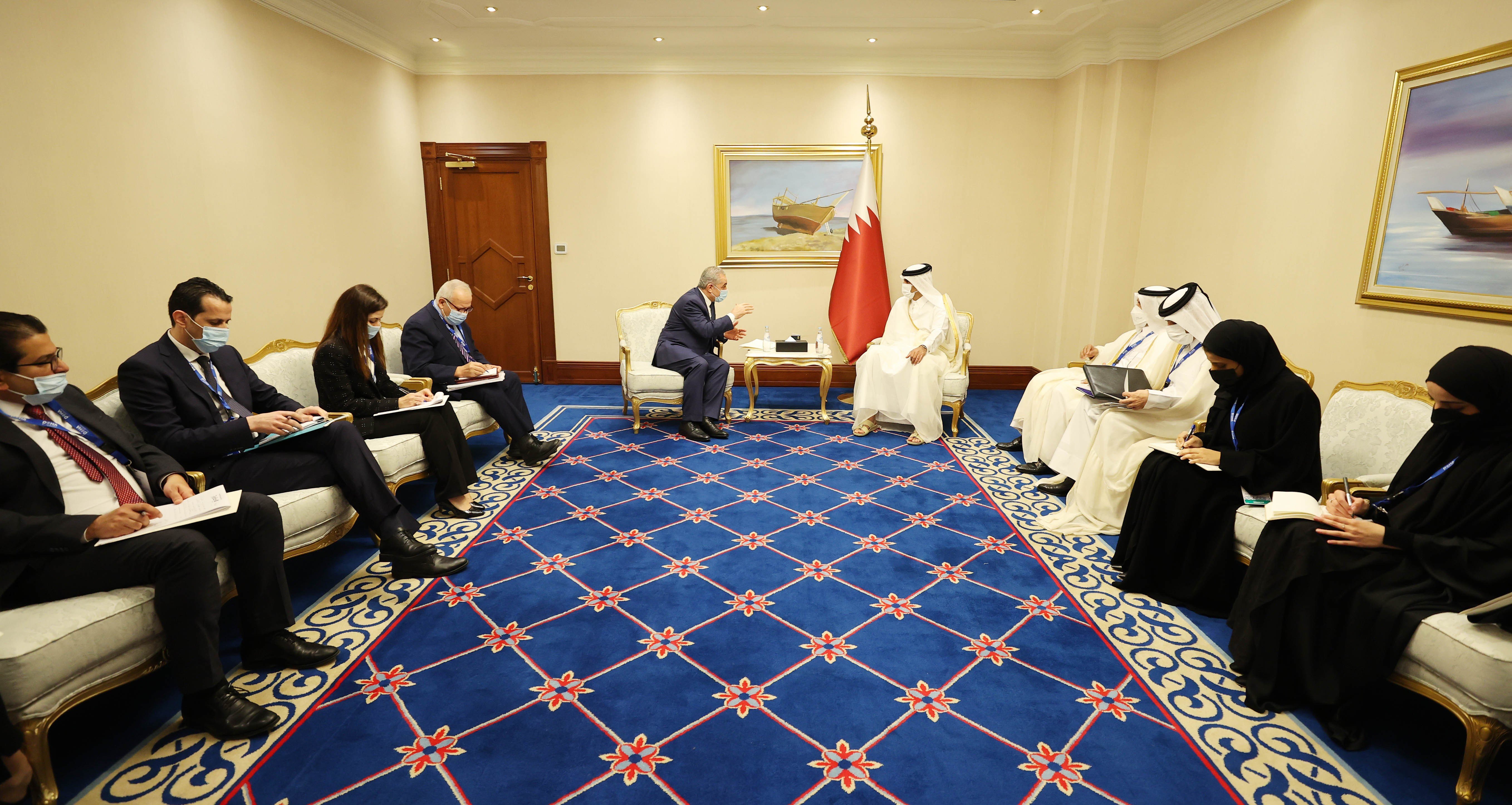 اشتية يلتقي نظيره القطري في الدوحة