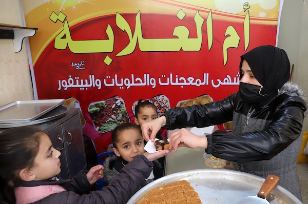 الفلسطينية سهير عليوة تعم بصنع المعجنات بمختلف أنواعها لبيعها لطلاب المدارس في غزة