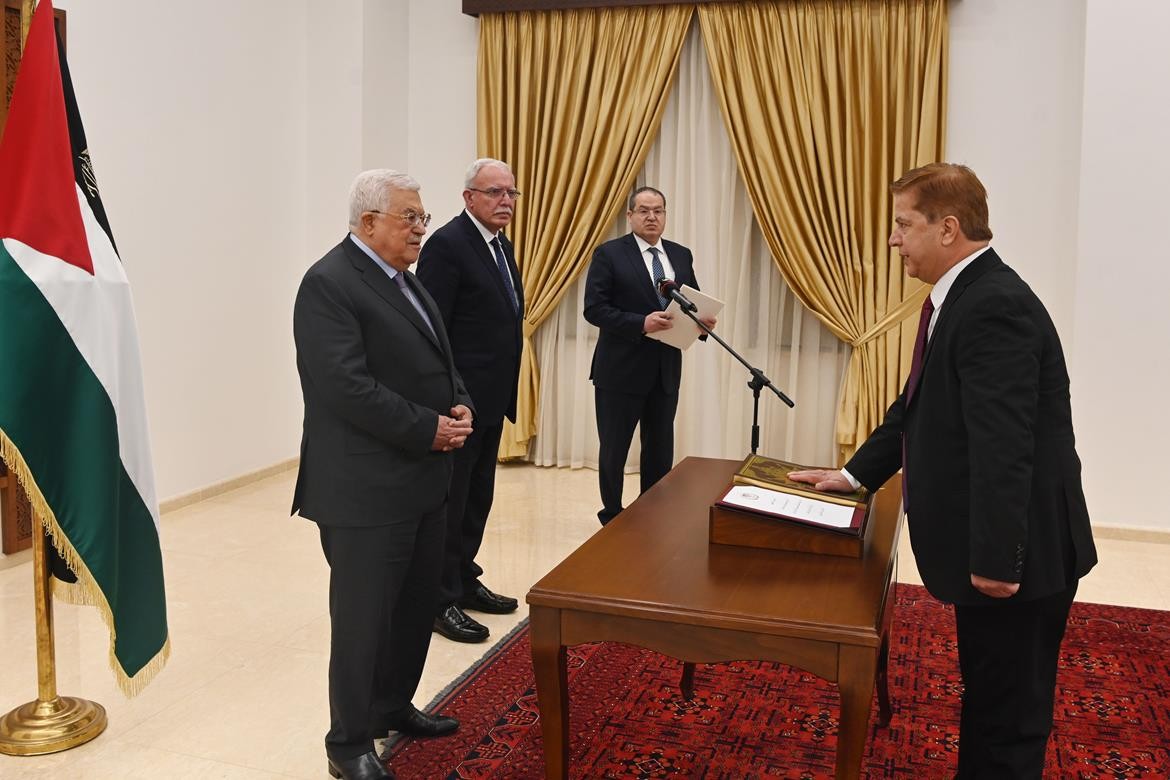 الدكتور جواد عواد، يؤدي اليمين القانونية أمام الرئيس محمود عباس، سفيرا لدولة فلسطين لدى جمهورية أوزبكستان