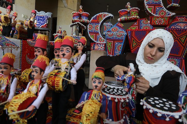 الفلسطينية حنان المدهون تُبدع بصناعة الزينة الرمضانية المصرية في غزة