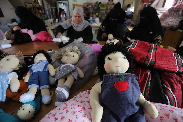 نساء فلسطينيات يعملن في صناعة الدمى لتعزيز دورهن في سوق العمل 4.jpg