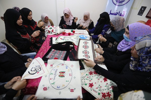 سيدات فلسطينيات يبدعن بتعلم فنون التطريز في دير البلح وسط القطاع 8.jpg