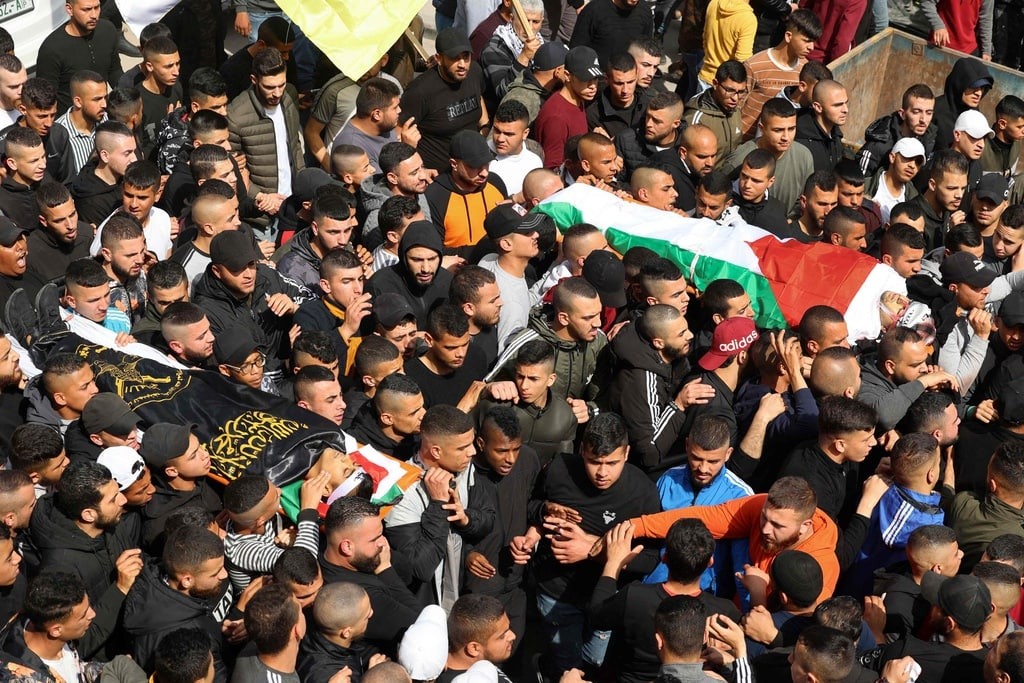 جماهير غفيرة تشيع جثماني الشـهيدين سند أبو عطية ويزيد السعدي، اللذين ارتقيا خلال اشتباك مع قوات الاحتلال بعد اقتحامها مخيم جنين 6.jpg