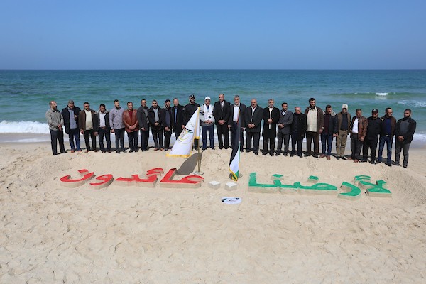 فلسطينيون يشاركون في مسير بحري بمناسبة يوم الأرض في البحر المتوسط في مدينة خانيونس جنوب قطاع غزة.jpg