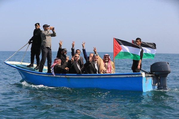 فلسطينيون يشاركون في مسير بحري بمناسبة يوم الأرض في البحر المتوسط في مدينة خانيونس جنوب قطاع غزة 6.jpg