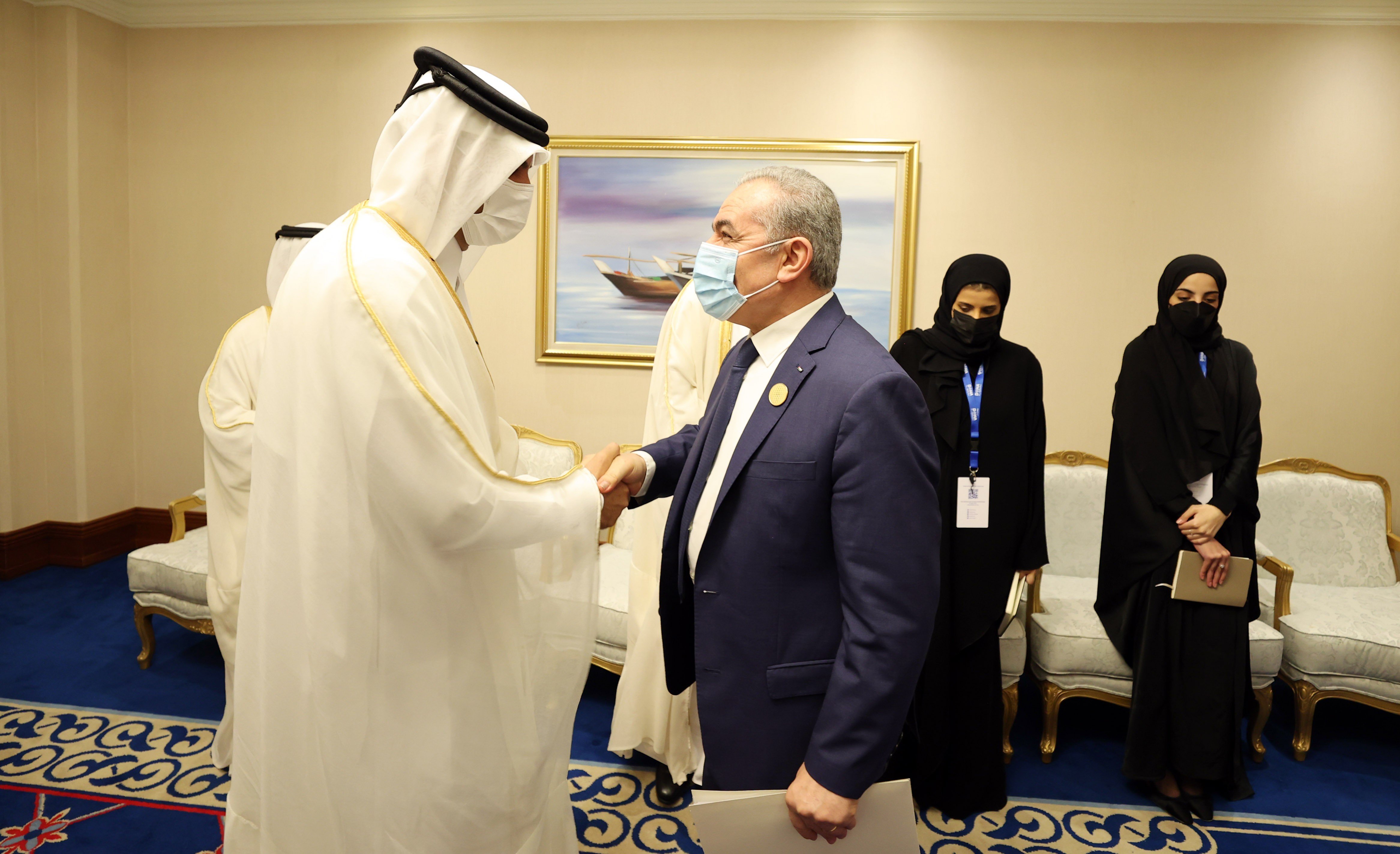 اشتية يلتقي نظيره القطري في الدوحة