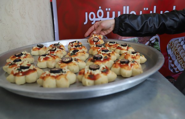 الفلسطينية سهير عليوة تعم بصنع المعجنات بمختلف أنواعها لبيعها لطلاب المدارس في غزة