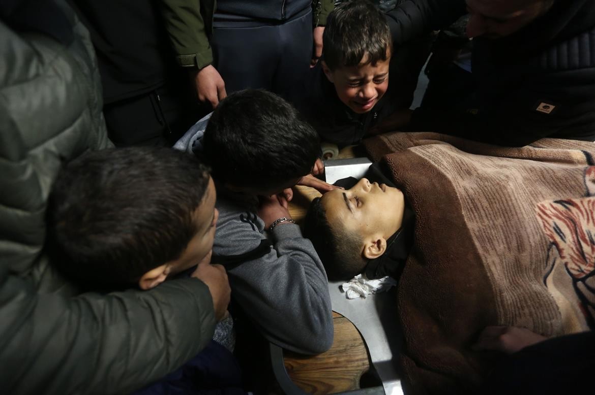 جماهير نابلس تشيع جثمان  نادر ريان إلى مثواه الأخير