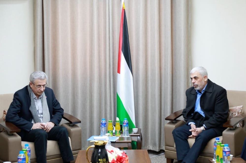 السنوار يستقبل البرغوثي ويبحثان قضايا وطنية مختلفة