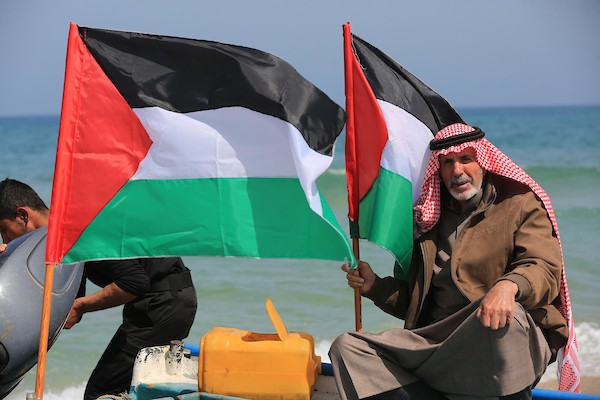 فلسطينيون يشاركون في مسير بحري بمناسبة يوم الأرض في البحر المتوسط في مدينة خانيونس جنوب قطاع غزة 8.jpg