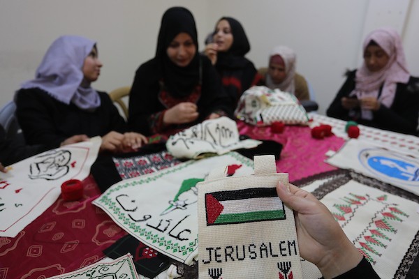 سيدات فلسطينيات يبدعن بتعلم فنون التطريز في دير البلح وسط القطاع 7.jpg