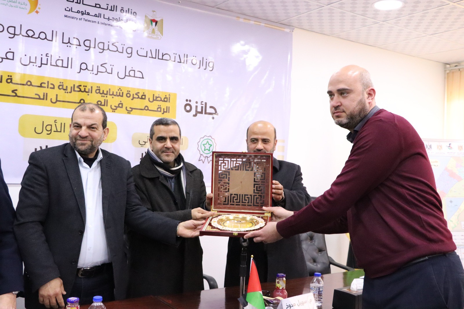 الاتصالات تعلن عن الفائزين بجائزة أفضل فكرة شبابية إبداعية داعمة للتحول الرقمي في العمل الحكومي 3.jpg