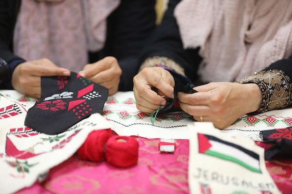 سيدات فلسطينيات يبدعن بتعلم فنون التطريز في دير البلح وسط القطاع 4.jpg