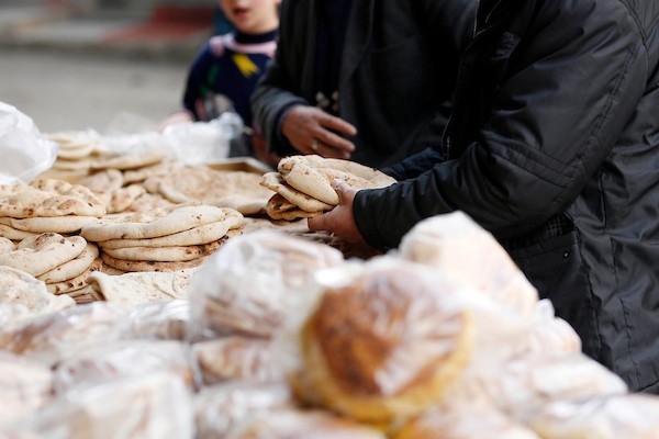 فلسطينيون يشترون الخبز وسط ارتفاع اسعار الخبز بسبب موجة الغلاء العالمية في مدينة نابلس 11.jpg